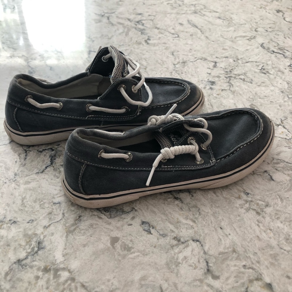 boys navy blue size 2.5 Sperrys